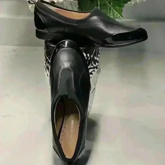 NWOT Adrienne Vittadini Women's Black Leather Round Toe Slip-On Flats Size 8 - Picture 1 of 10